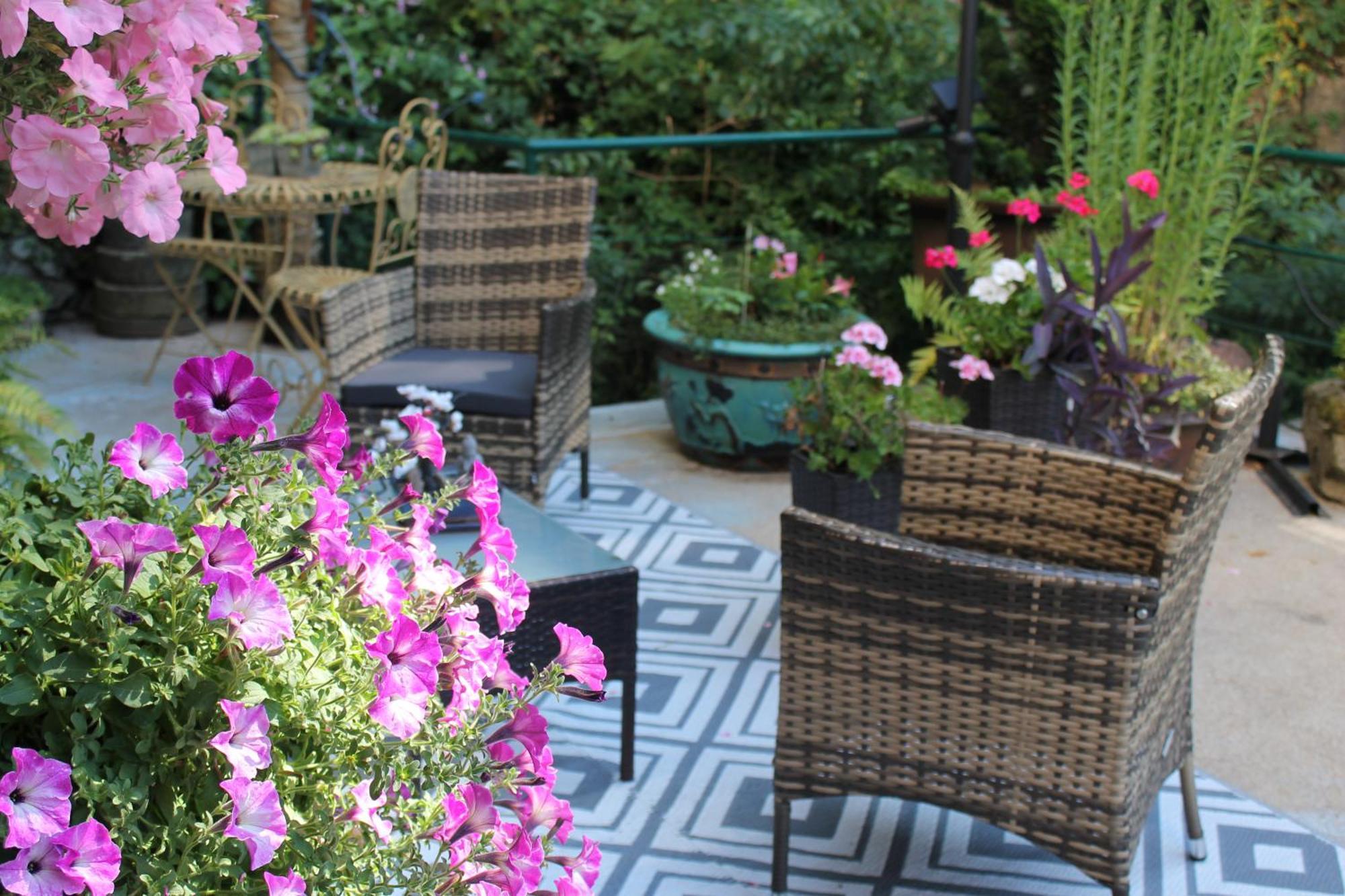 Studio Malou avec cuisine toute équipée et terrasse aménagée Olliergues Exterior foto