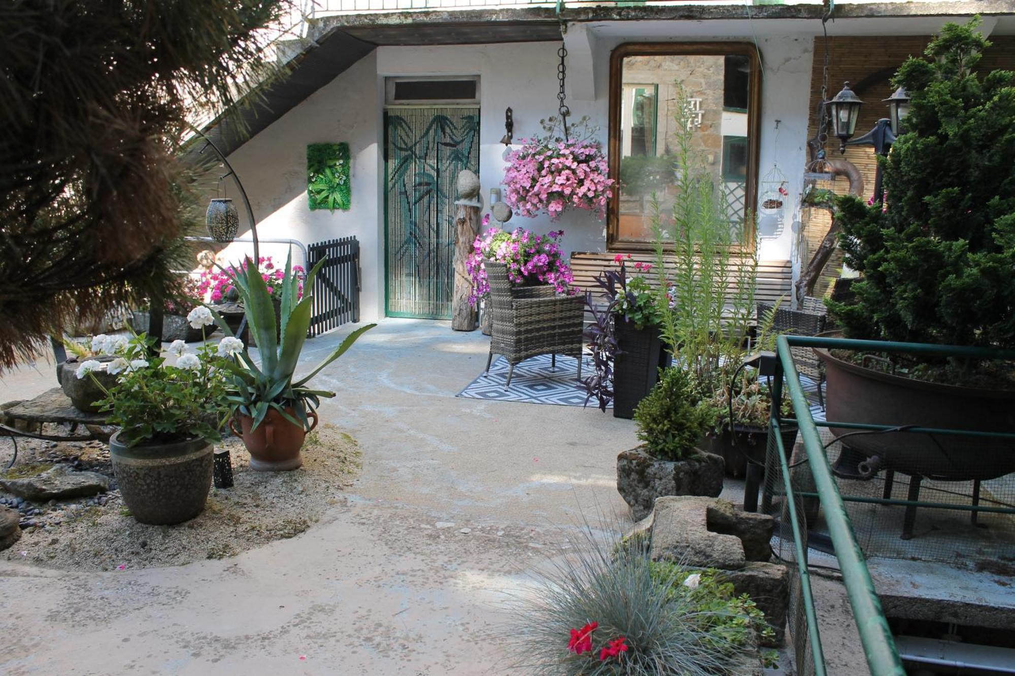 Studio Malou avec cuisine toute équipée et terrasse aménagée Olliergues Exterior foto