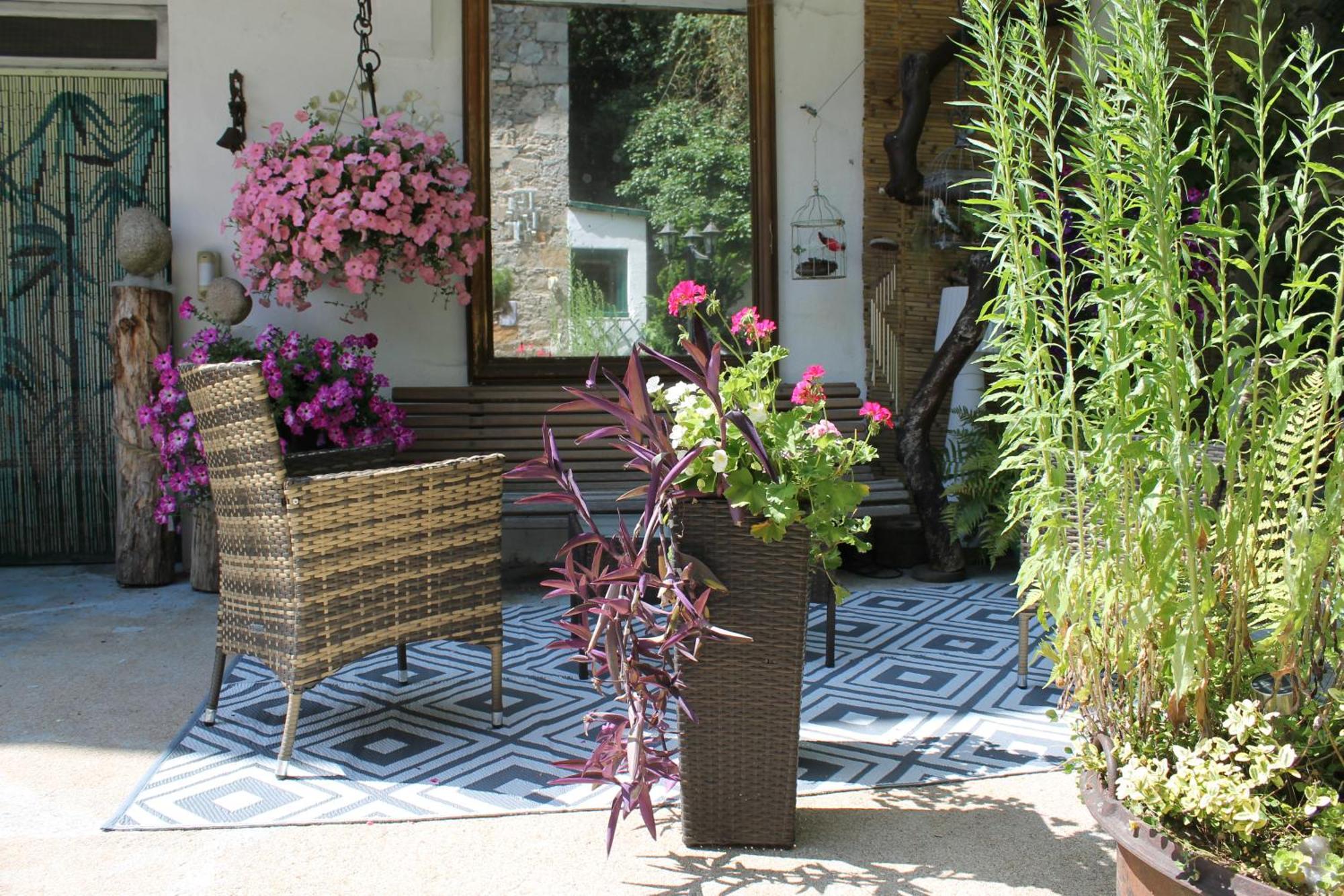 Studio Malou avec cuisine toute équipée et terrasse aménagée Olliergues Exterior foto
