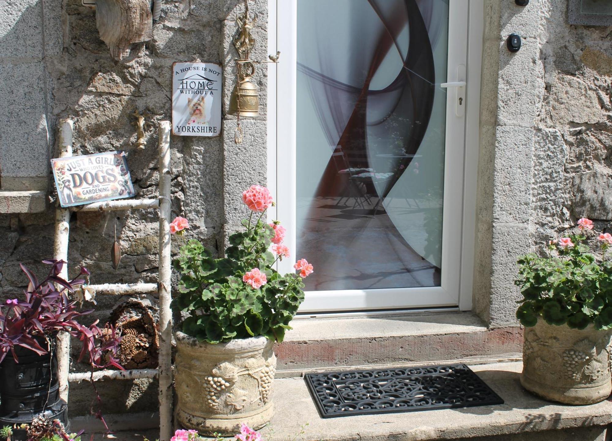 Studio Malou avec cuisine toute équipée et terrasse aménagée Olliergues Exterior foto