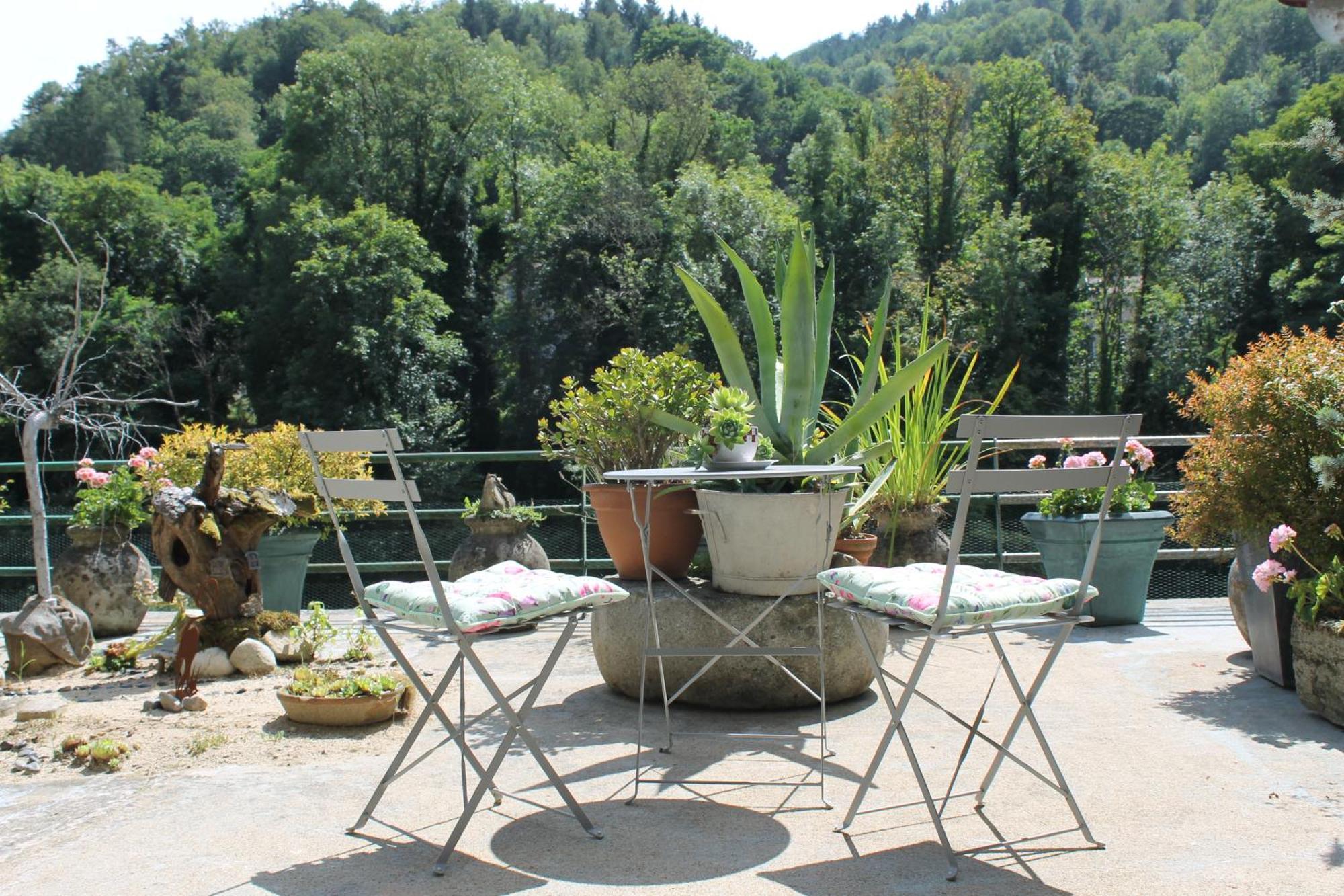 Studio Malou avec cuisine toute équipée et terrasse aménagée Olliergues Exterior foto